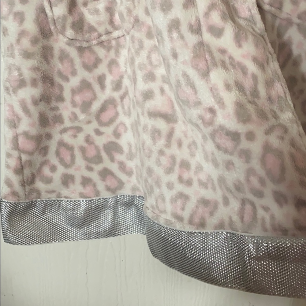 Robe - Picture 2 of 3